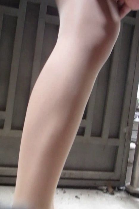 [大忽悠买丝袜街拍视频]ID0356 2012 9.30更新【忽悠】长腿肉丝空姐装美女家楼道试