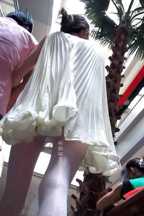 [大忽悠买丝袜街拍视频]ID0365 2012 9.7【CD】2组蹲在美女裙子底下CD网袜粉色N和斑