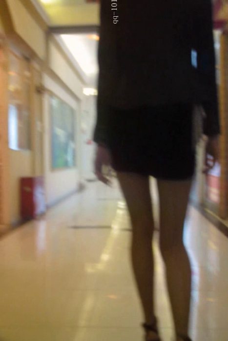 [大忽悠买丝袜街拍视频]ID0541 2013.1.18【178CM超长腿学生美女丝袜原味】超长腿制服包臀短裙学生美女穿着咖啡丝在卖场门口展示丝袜加高跟鞋都有1米88了