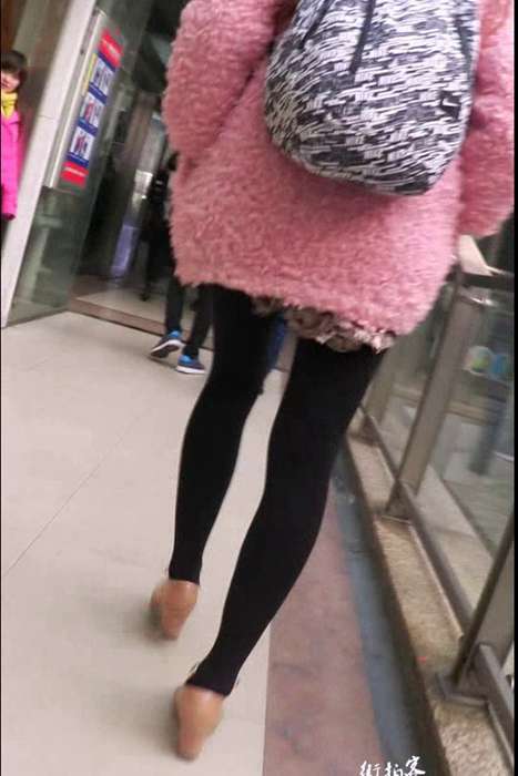 [街拍客视频]jx0474 极品粉色毛绒外套黑丝大长腿真诱人