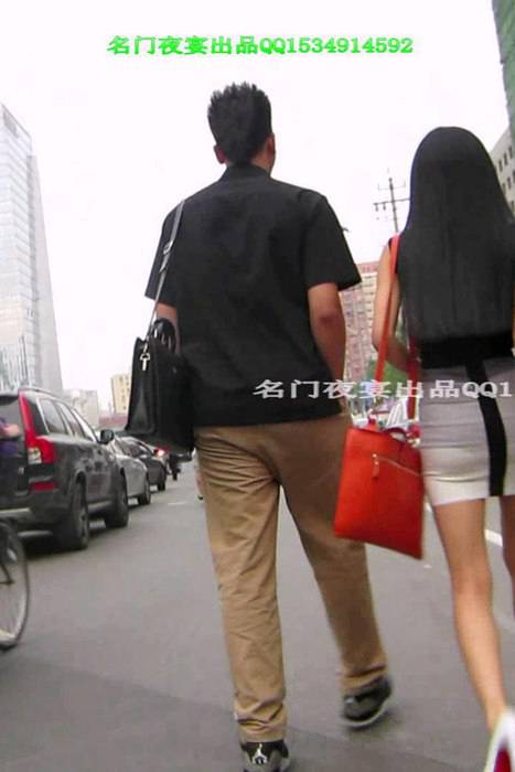 [街拍视频]00166翘臀长发高跟美女少妇跟着她男人一起逛街