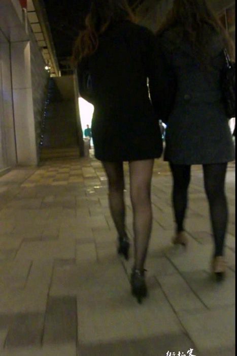 [街拍视频]00270两个性感的高跟黑丝袜美女少妇